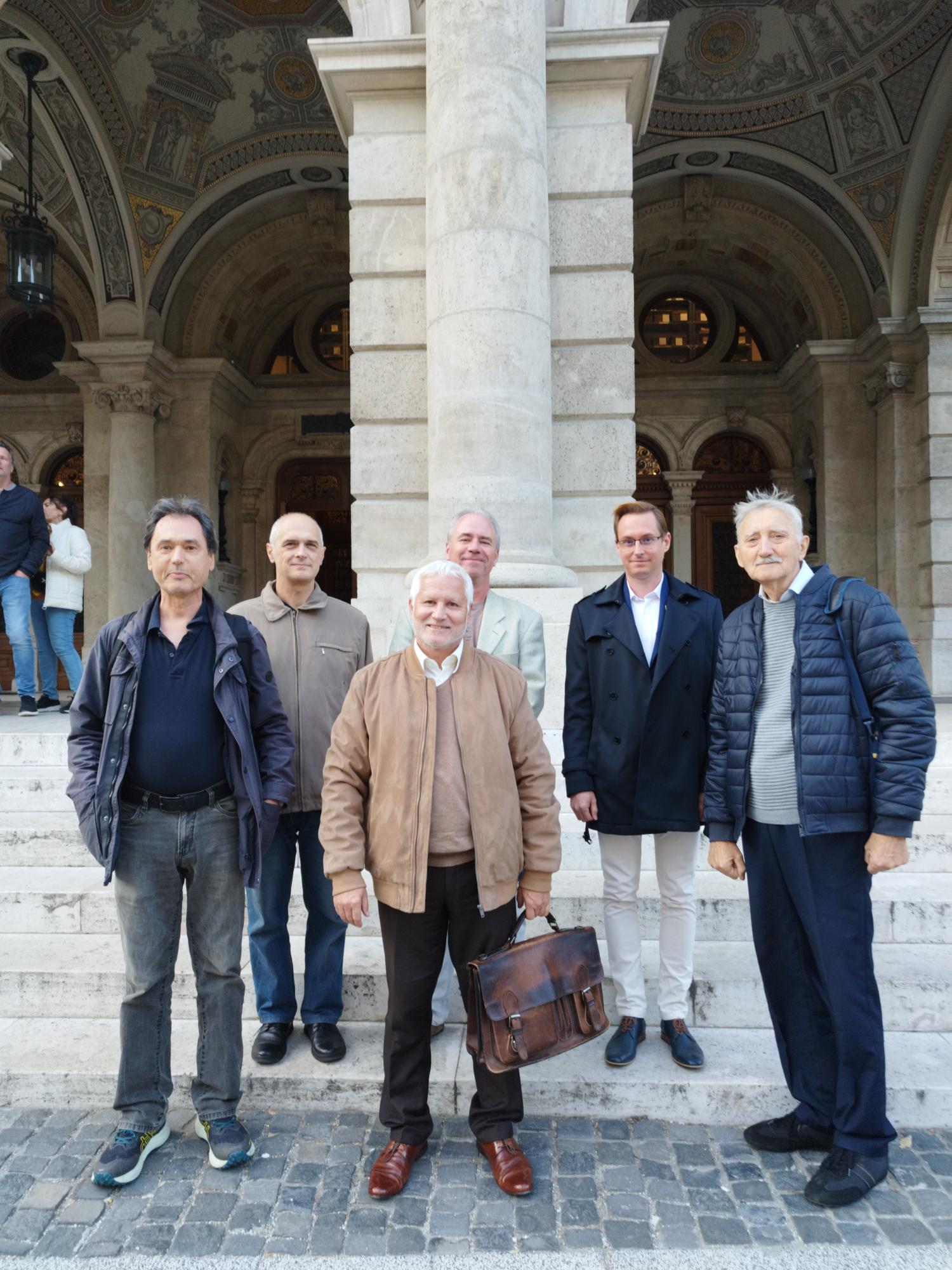 Az Operaház előtt 1