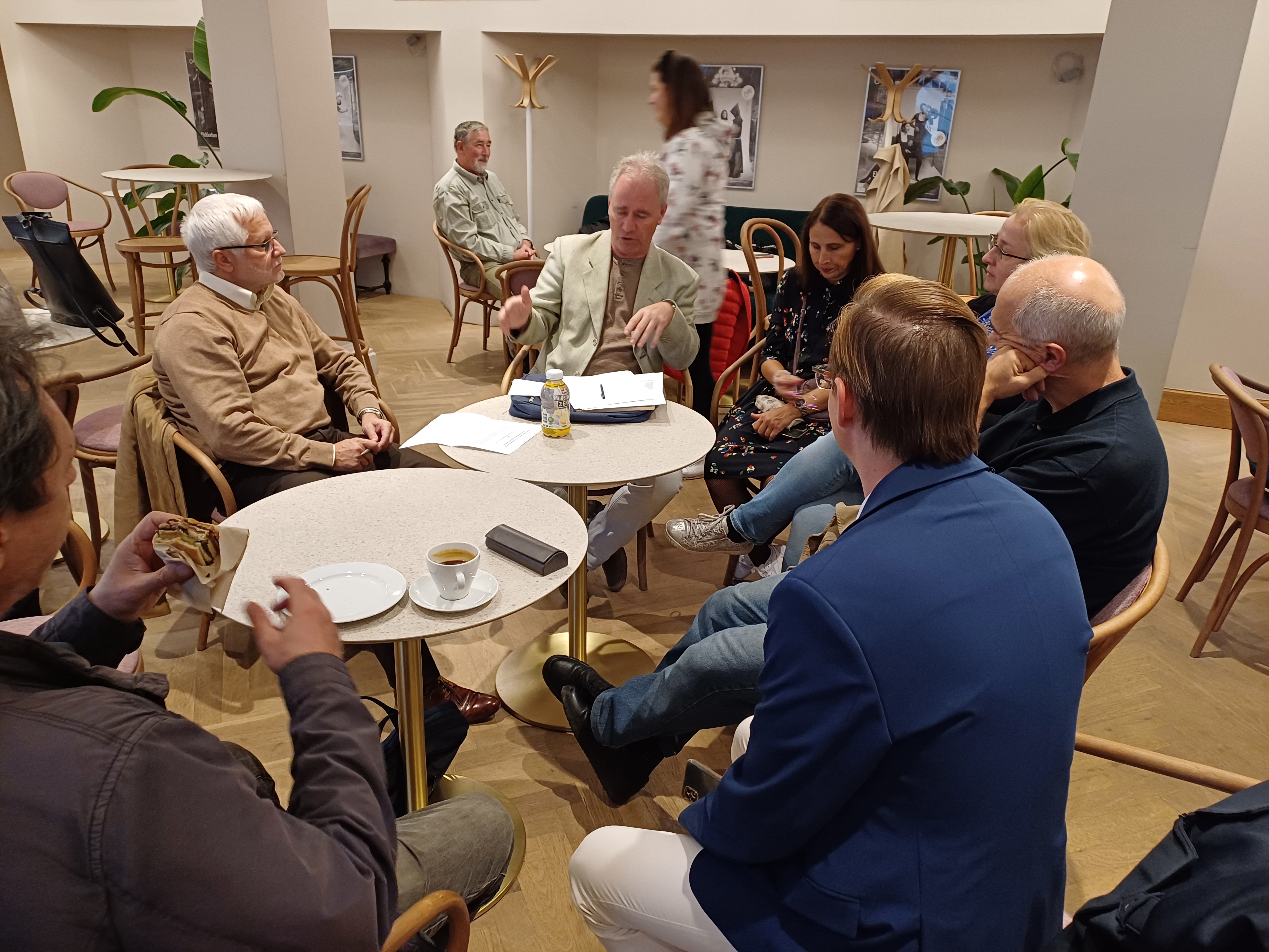 Az Operaház kávézójában 2